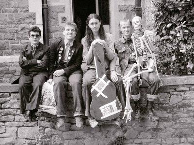 Foto Lámina fotográfica The Young Ones in Bristol, Rik Mayall, Chris Ryan, Nigel Planer and Ade Edmondson, August 1982, 61x46 in. foto 626485