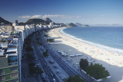 Foto Lámina fotográfica View of Copacabana Beach and Avenida Atlantica, Rio de Janeiro, Brazil, South America de Ian Trower, 61x41 in. foto 896406