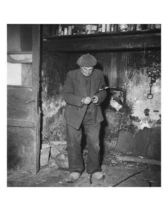 Foto Lámina giclée Chez Monsieur Prat. Fabrication d'un sifflet. Sectionnemen. Campistrous, Hautes-Pyrénées, 61x46 in. foto 800490