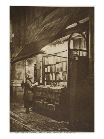 Foto Lámina giclée Examining a Book Outside a Second Hand Bookshop on a Wet Winter Evening, Bloomsbury, 61x46 in. foto 838553