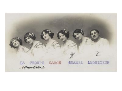 Foto Lámina giclée La troupe Caron 6 dames 1 monsieur (annelistes). Blanche Caron [désignées par une flèche], 61x46 in. foto 970788
