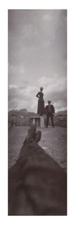 Foto Lámina giclée -Rue d'un village,campanile et ombre du photographe -Contre-plongée sur 2 des compagnons de voyage de Philippe, 61x20 in. foto 733701