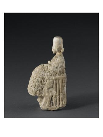 Foto Lámina giclée Statuette de prêtresse coiffée du polos et tenant un rameau en signe de joie, 61x46 in. foto 970444