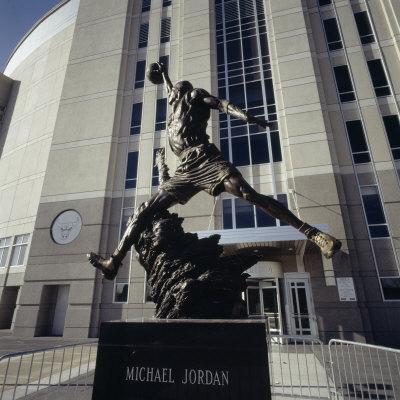 Foto Low Angle View of a Statue in Front of a Building, Michael Jordan Statue, United Center - Laminas foto 532496