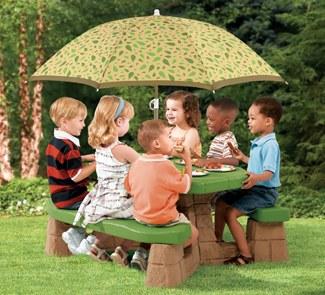 Foto Mesa picnic del bosque con sombrilla