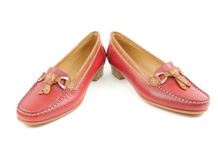 Foto mocasín de piel rojo y corbata