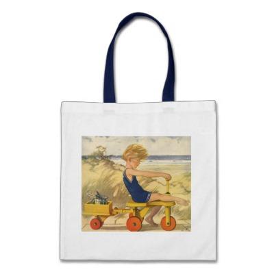 Foto Muchacho del vintage que juega en la playa con los Bolsas De Mano foto 395222