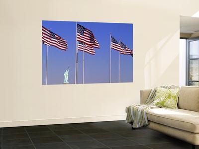 Foto Mural Statue of Liberty and Us Flags, New York City, USA de Walter Bibikow, 183x122 in. foto 757363