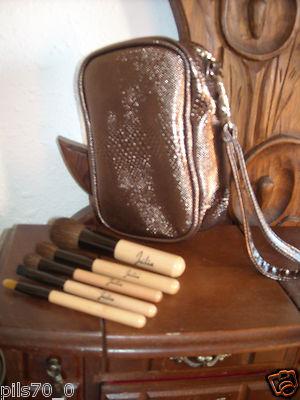 Foto Neceser :accesorios Maquillaje:julia+yvesaintlaurent, Sisley,estée Lauder Y Clin foto 315463