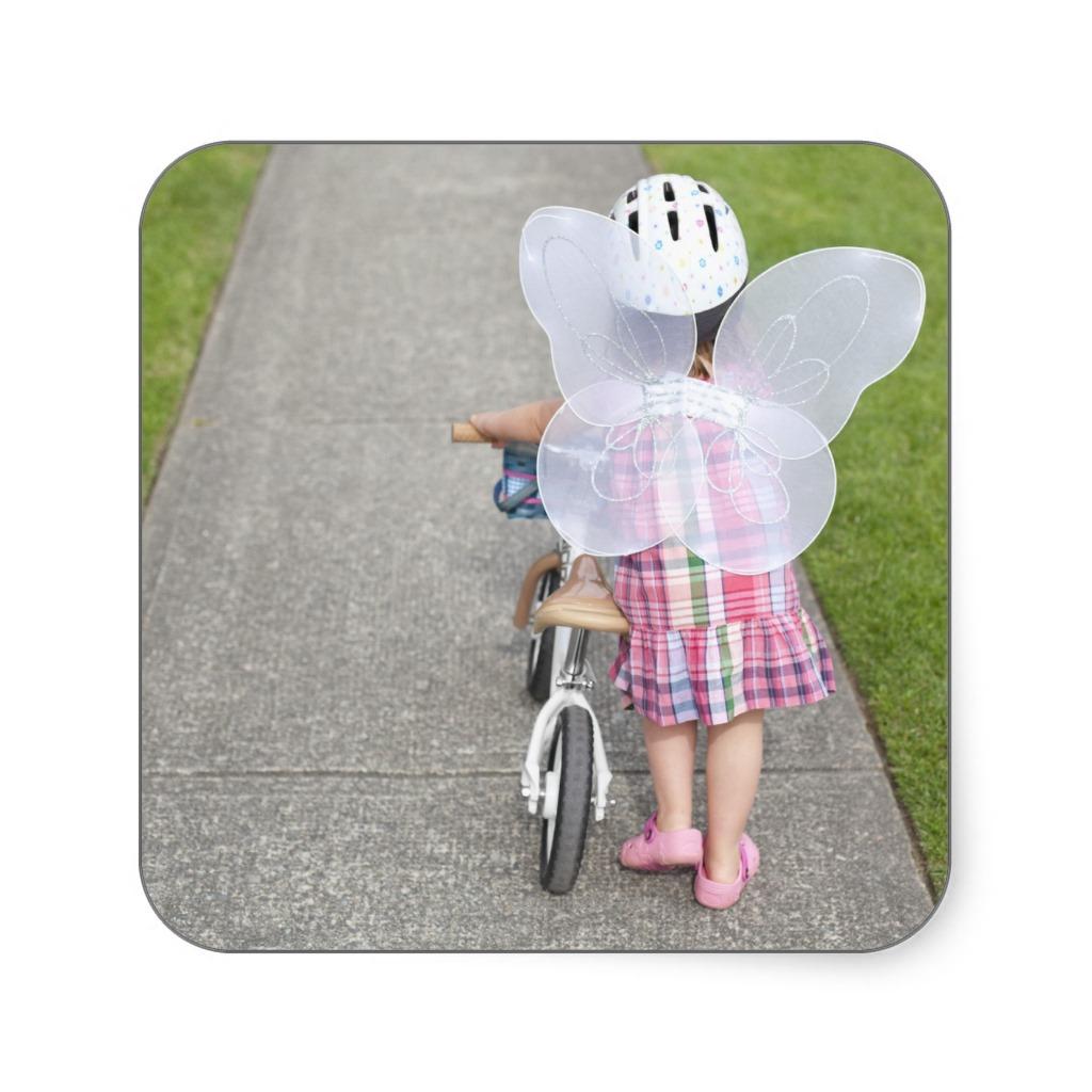 Foto Niño que camina con una bici de la balanza, llevan Colcomanias... foto 881879