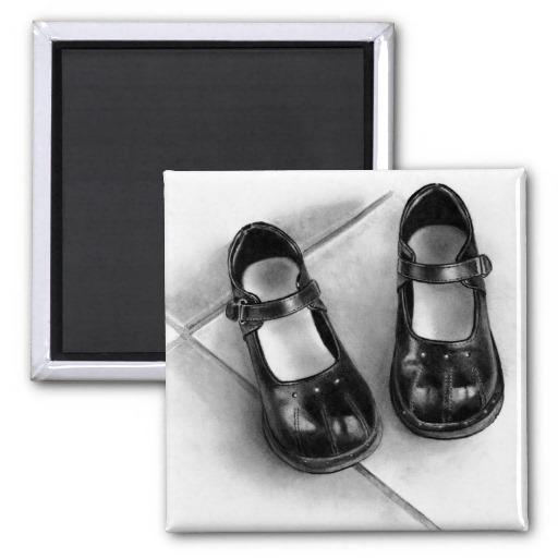 Foto Pequeños Zapatos Negros: Arte Del Lápiz: Realismo Imán De Frigorifico foto 405924