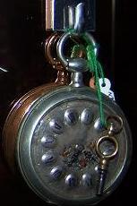 Foto Reloj Llaves De Metal Argentan Frances De Bolsillo Sin Marca  50 Mm. Año1900. foto 68976