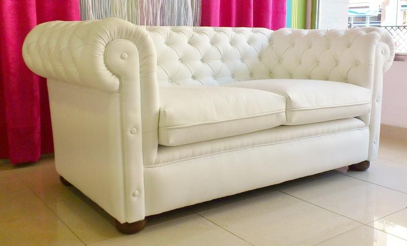Foto Sofa chester piel textil blanco 2 plazas. foto 383609