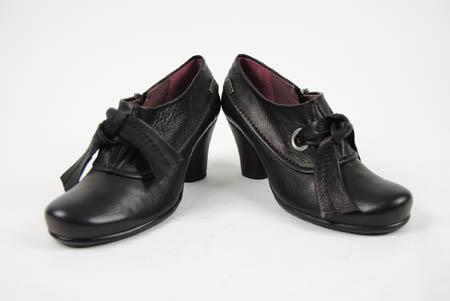 Foto zapato abotinado negro con lazo y arandelas foto 429439