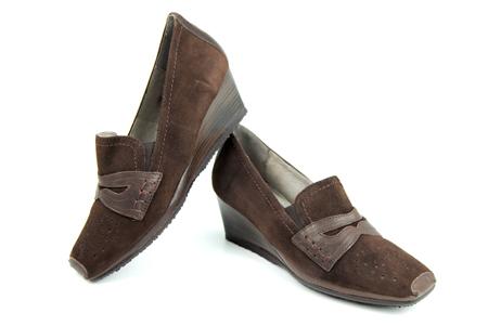 Foto zapato de ante marrón con picados