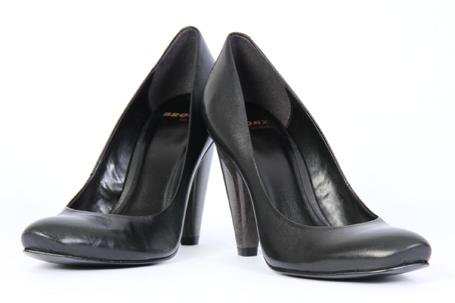 Foto zapato de salón negro con tacón de madera foto 643070