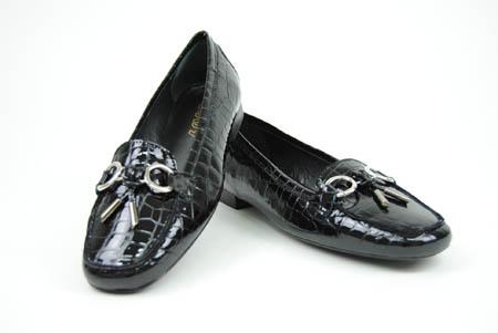 Foto zapato negro de charol con trabilla
